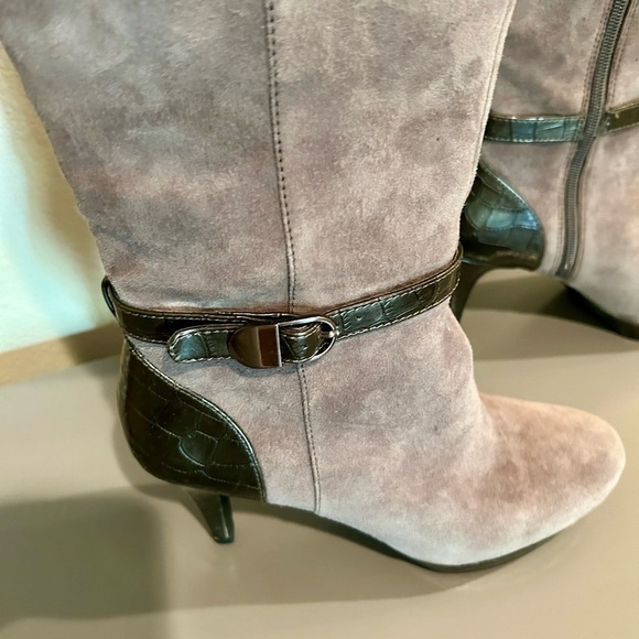 “Bandolino” BDCala Dressy Heel Platform Boots Womens 7.5 Gray Suede w/ Side Zip - Picture 5 of 17